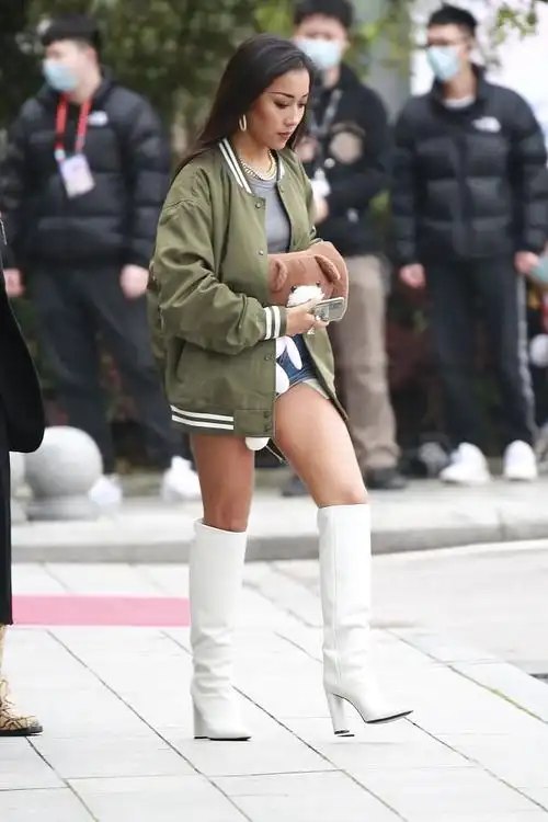 吉克隽逸踩长靴身材火辣 大秀美腿