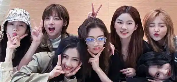 原创硬糖少女303录宣传片希林的腿像涂了粉张艺凡站姿又抢镜了