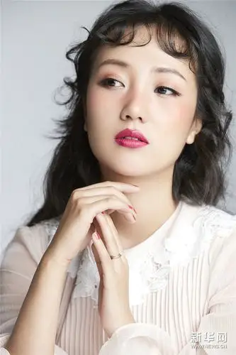 杜沁怡拍摄时尚大片 尽显早春气息