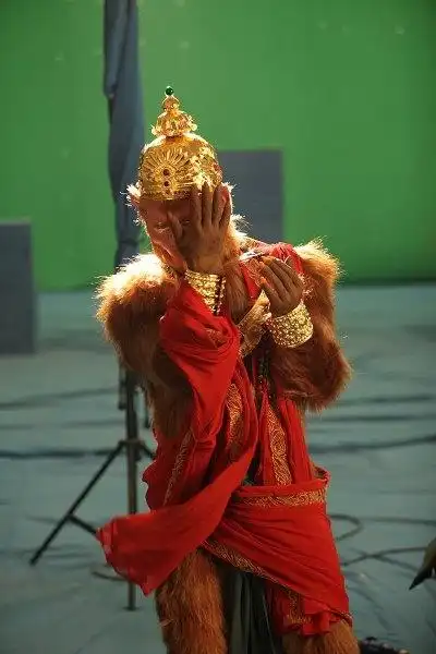 吴樾孙悟空造型超华丽 红绿混搭大玩撞色时尚