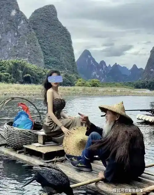 原创20元人民币背景中的老人常与网红合影时空对话评论区却变了味