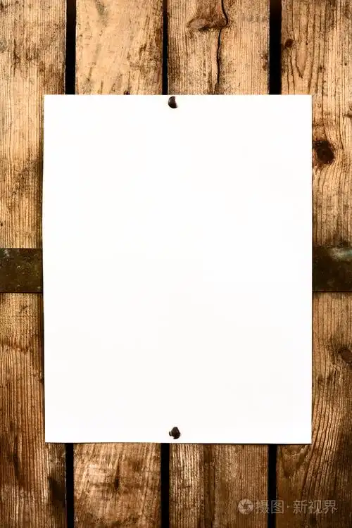木墙上的空白纸张