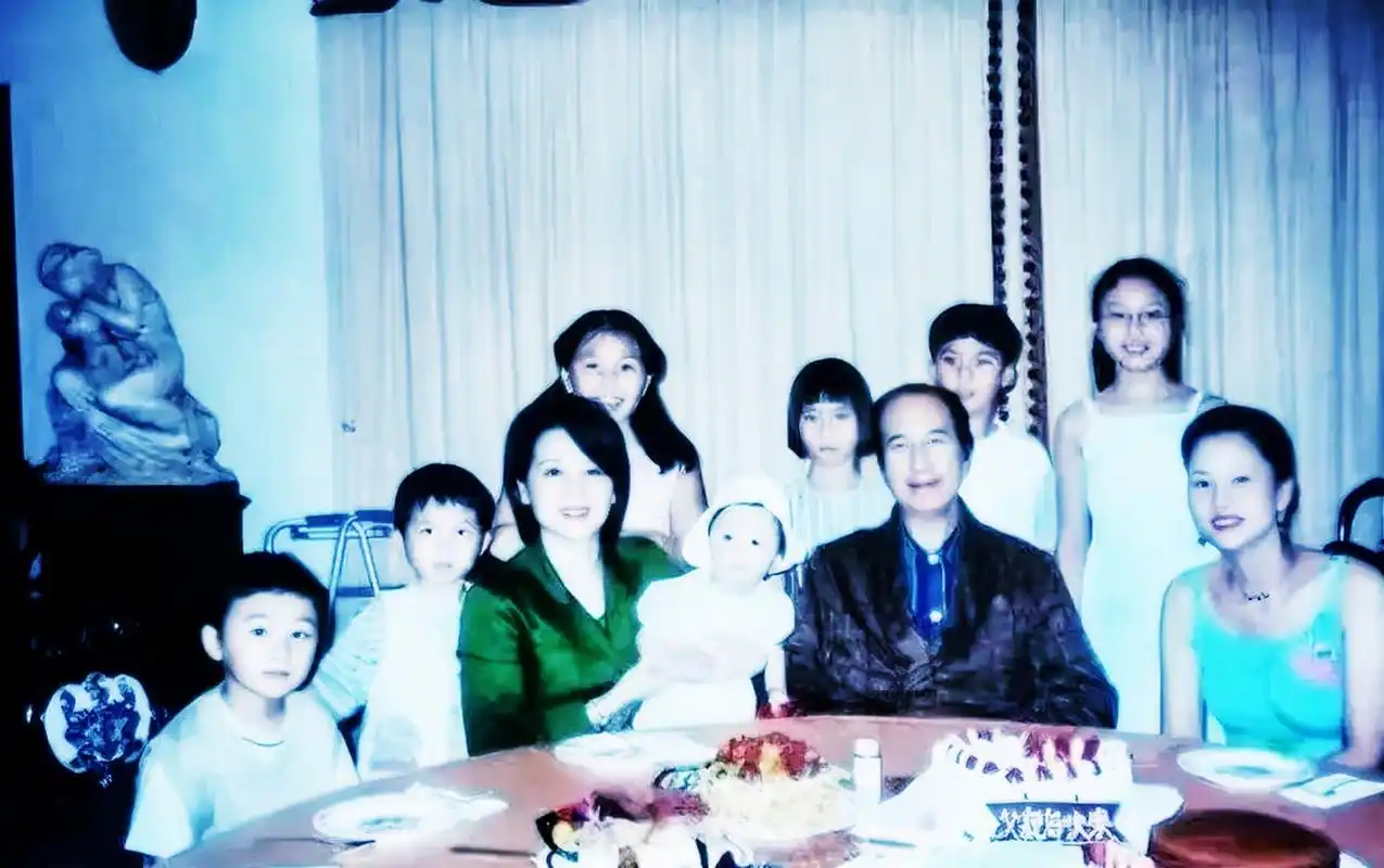 罕见的"赌王"何鸿燊全家福.