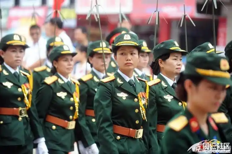 越南阅兵 ,女兵方阵士兵穿传统服装参与阅兵