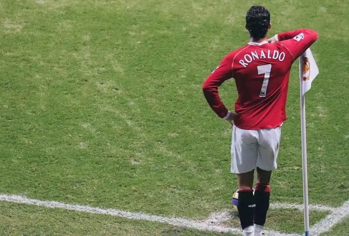 c罗回归曼联首秀 热血的红魔少年再次闪耀梦剧场,依然万众瞩 - 抖音