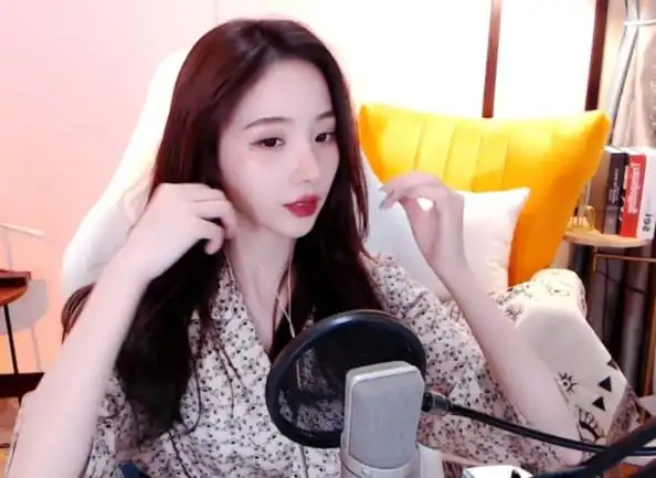 斗鱼姜允儿自曝颜值区规则,别以为唱个歌跳个舞,就能有大哥大刷