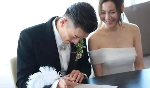 tvb男星陈山聪大婚,赤膊上阵秀肌肉,宣读誓词时激动落泪