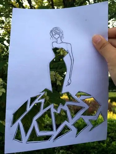 创意镂空画美翻校园,这俩姑娘真会玩儿!