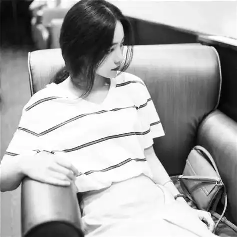 美女头像黑白色