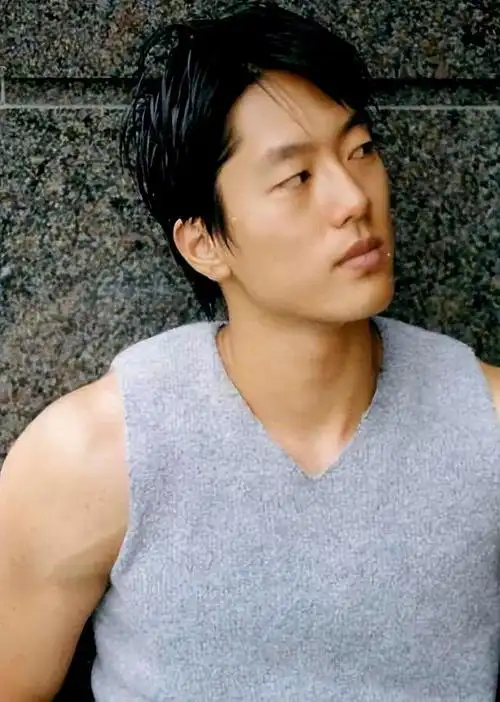 与姚晨离婚仅1年,转身娶漂亮娇妻的凌潇肃,现在过得怎么样?