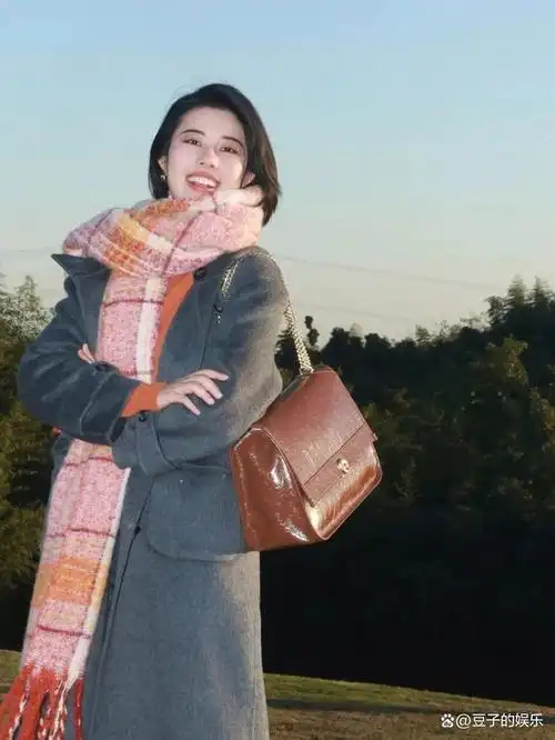 宋慧乔机场街拍!大衣 围巾,保暖又洋气