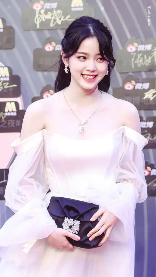 欧阳娜娜长编发白纱裙##微博电影之夜