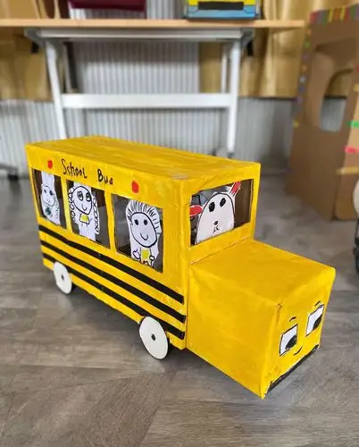 "变废为宝 纸箱大变身"——课题组教师迎新年亲子手工制作比赛