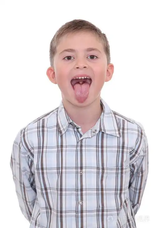 男孩用嘴里的舌头