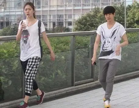 5月份,何韵诗被拍与邓九云逛街.(资料图)