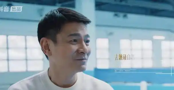 62岁刘德华颜值回春,去海洋馆开心像小孩,和34岁孙阳同框赢麻了