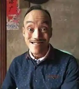 52岁光头强暴富神话落幕卖了豪车换摩托娇妻也将他抛弃