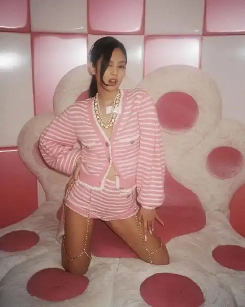 jennie上演大尺度惹争议事业线惹眼这是能过审的