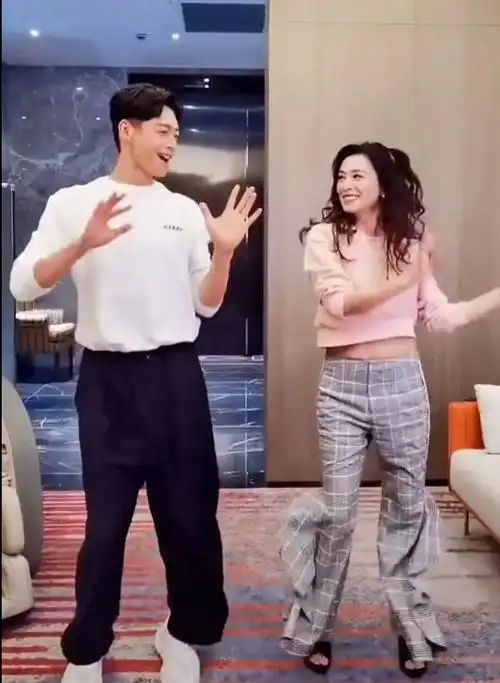 都中年大妈了张庭还穿红衣装青春少女搭牛仔裤被质疑身高矮