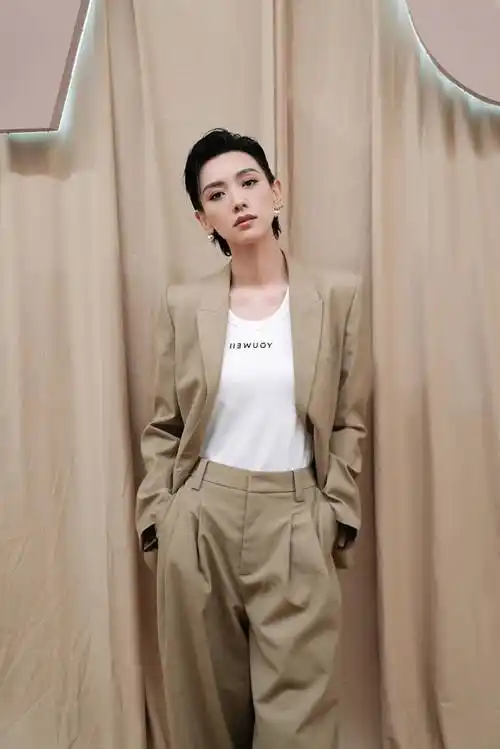 李晓峰亮相有尾时装秀 干练清爽时髦有态度-东北网