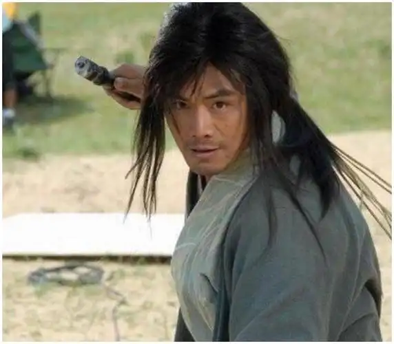 《笑傲江湖》开拍10天,邵兵被赶出剧组,张纪中:我恨不得扇他