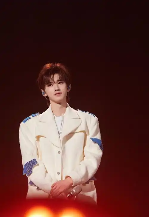 宋亚轩帅气新照引爆互联网流量小生魅力无限