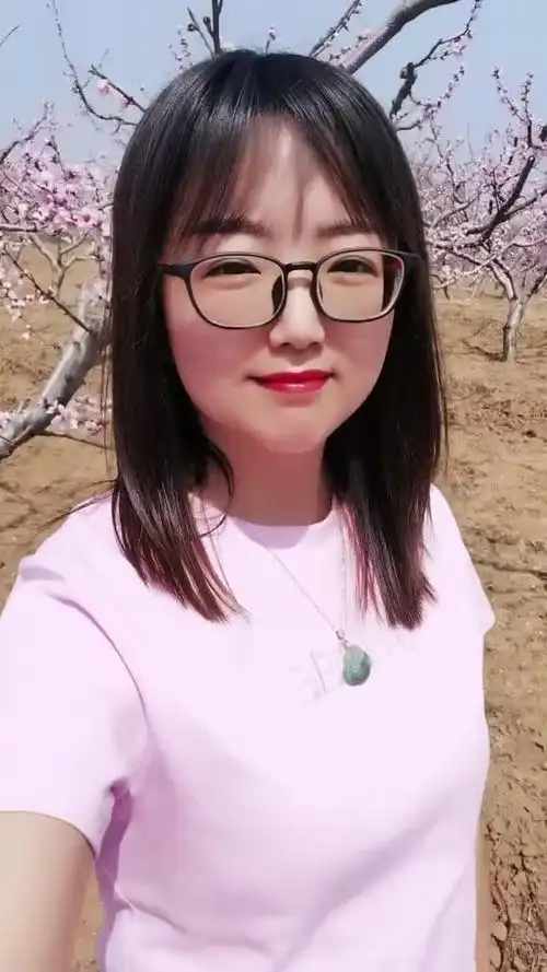 你好我是小小来自山东青岛一个农村女孩没什么文化但我心地善良可爱我