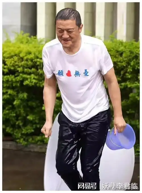 李亚鹏在云南泼水节玩嗨了,街头奔跑形象全无,52岁就开始秃顶
