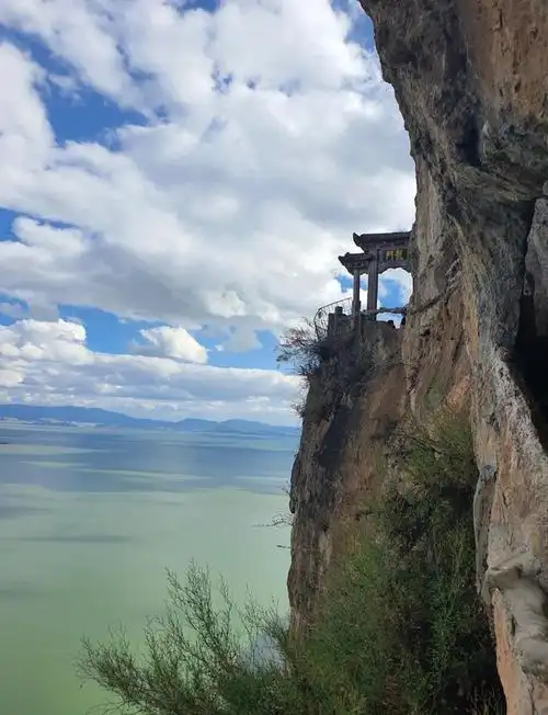 昆明西山:滇池美景与龙门石窟探秘