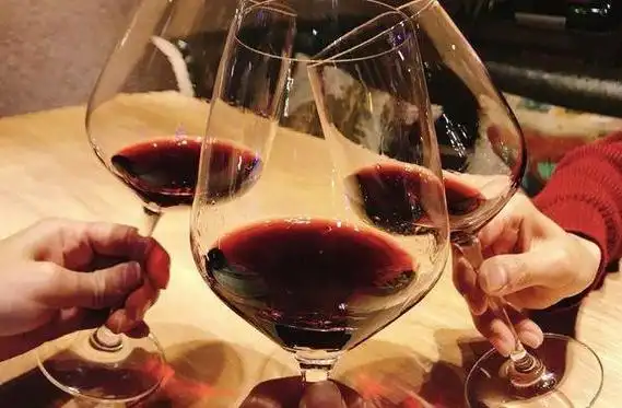 喝红酒时,你知道为啥要摇晃酒杯吗?