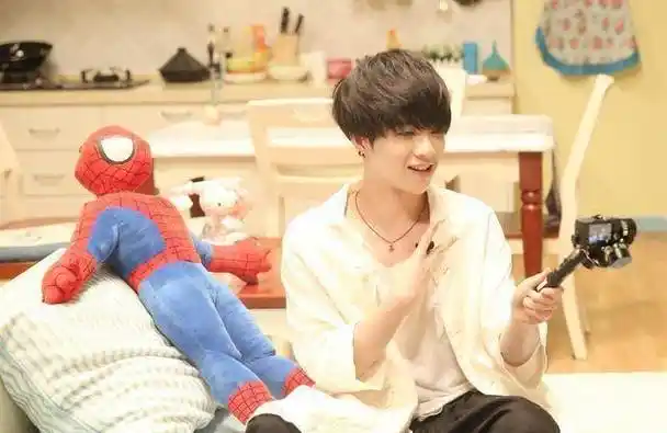 华晨宇采访表达自己的恋爱观,原来他是这样想的,歌迷:三观超正_花花