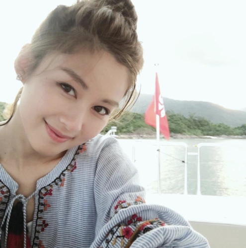 36岁索爆靓妈被指外貌再进化 回顾人妻女神入行11年进化史