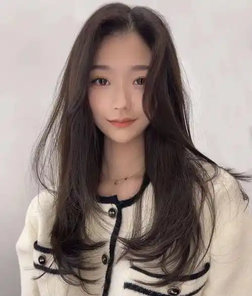 小圆脸或者鹅蛋脸的可以选择整体都是内扣的c卷烫,内扣的c卷刘海把