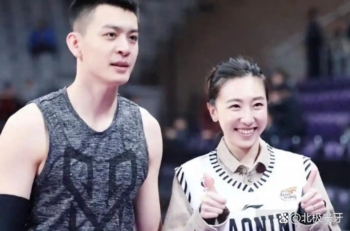 杨鸣与妻子唐佳良正式宣布离婚,曾被誉为篮球界模范夫妻 的他们究竟