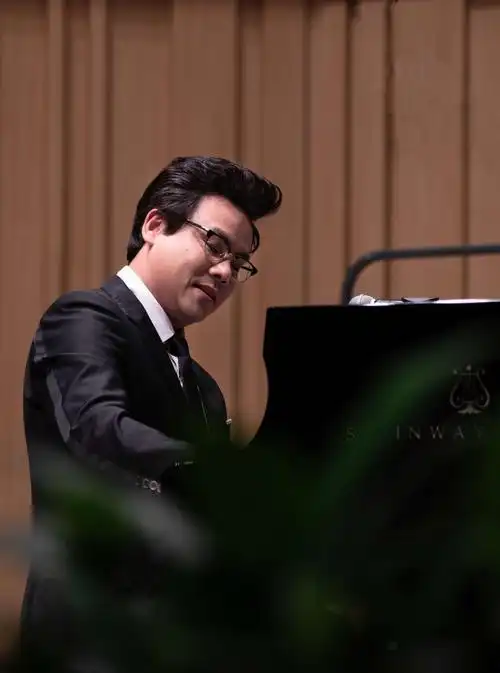 中场,著名男高音歌唱家杨阳怀揣一份感恩的心,即兴献歌,会场经久不