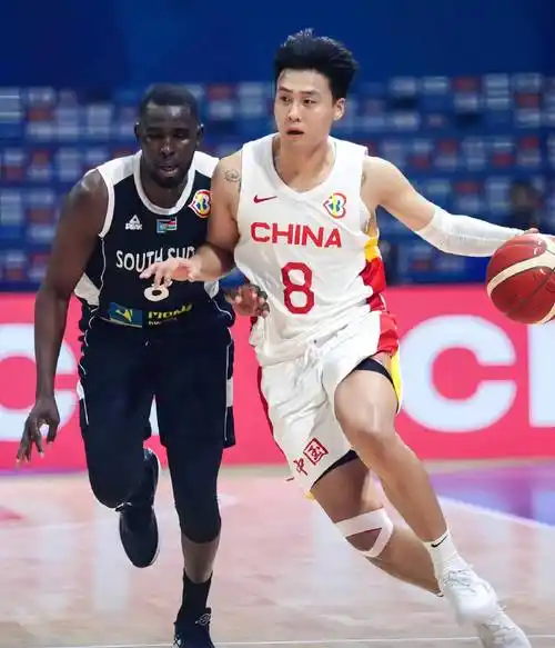 我们男篮参赛阵容仅6人:双塔亮相,赵睿硬朗,杜锋爱徒在内_周琦_球员