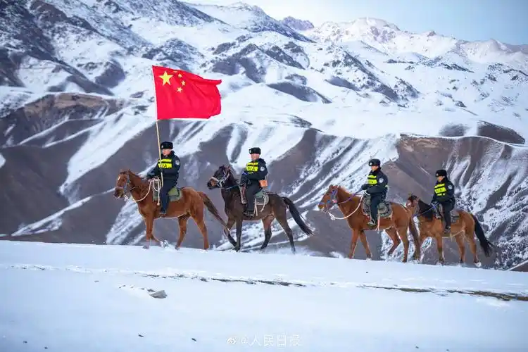 辛苦了戍边民警雪中策马巡边
