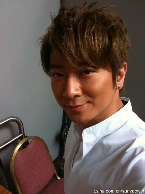 1973年1月3日生于中国香港,祖籍广东潮州,中国香港流行乐男歌手,演员