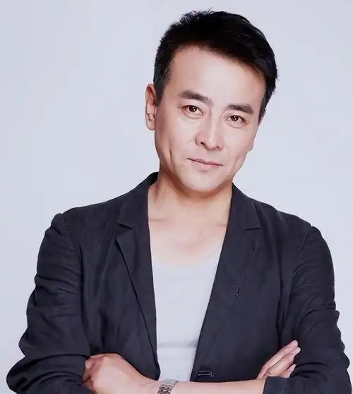 回顾演员罗钢娶小23岁郝蕾陪娇妻战胜家族遗传病48岁老来得子