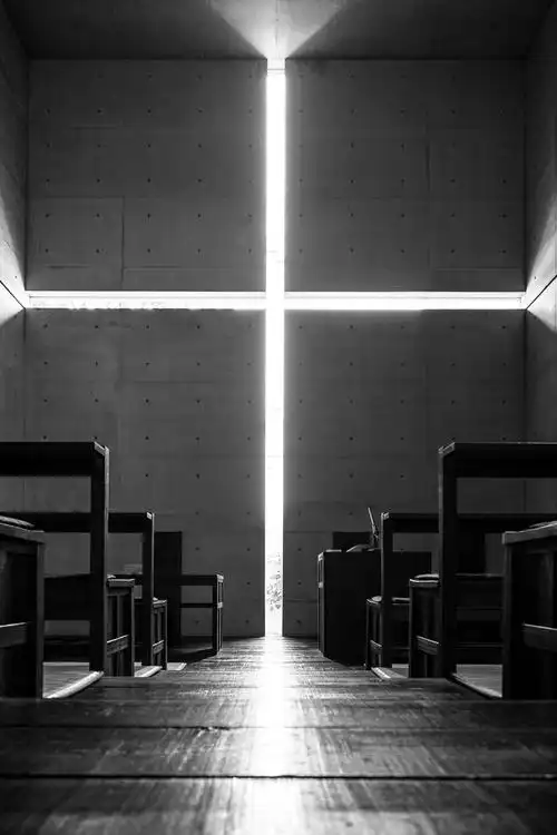 也是日本著名设计师安藤忠雄的成名代表作,因其在教堂一面墙上开了一