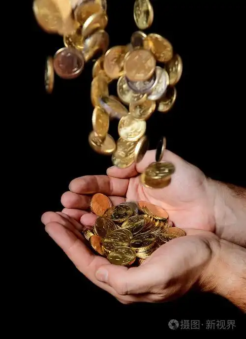 男人手里拿着钱接受硬币雨