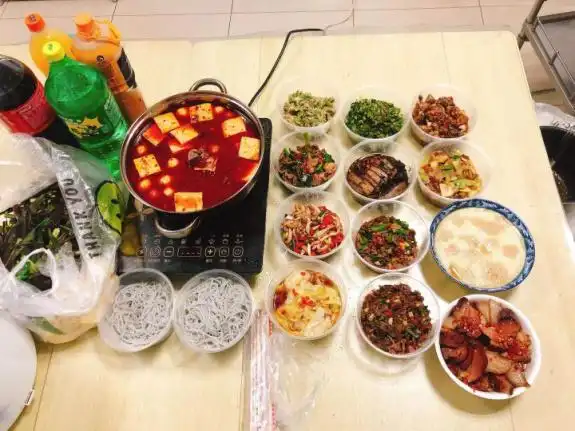 医护人员抽空轮流吃完护士长送来的丰富的年夜饭