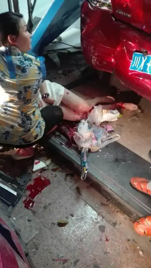 晚报热线2382258报料称,西外金利多青华园小区附近发生一起离奇车祸