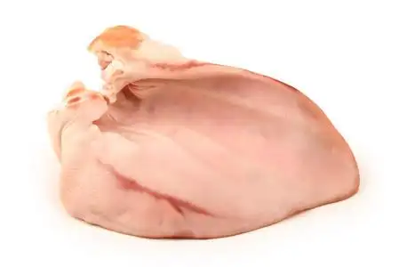 猪肉的耳朵纯白色背景上的猪耳朵照片