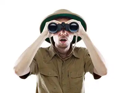 穿着皮头盔的年轻人在看一对双望远镜图片素材