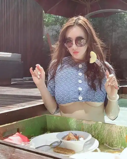 晶女郎孟瑶闪婚成人母生活滋润白色低胸薄纱裙游苏梅海滩