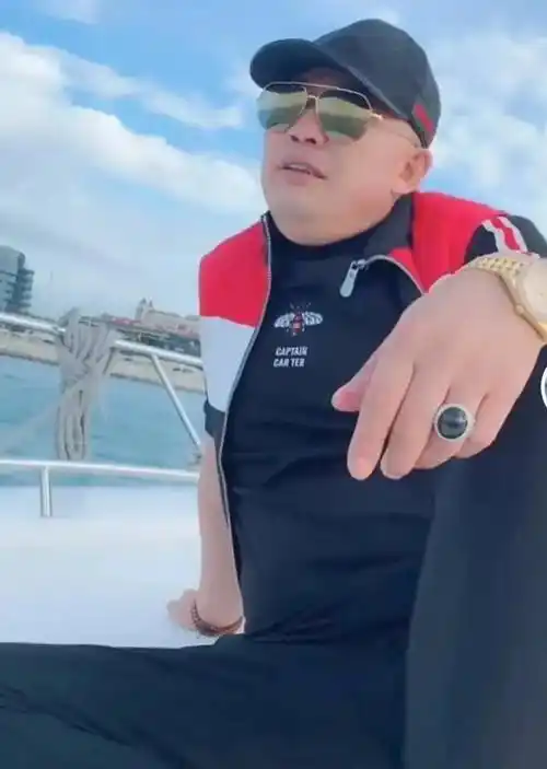 形象太差,就像一个秃头的老流氓,还满口脏话,实足暴发户的形象