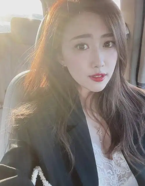 穿婚纱性感唯美,与富豪老公好般配