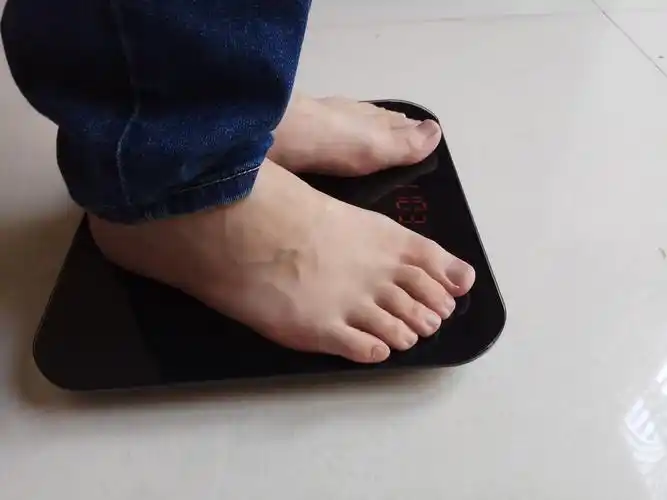 在使用轻灵s2体重秤称量体重,不需要脱掉鞋子即可称重.