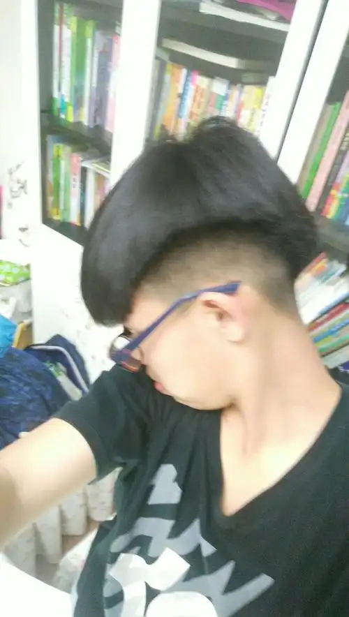 想留个锅盖头但是两边铲到顶了 两边还要长多久才能留第一张那种头发